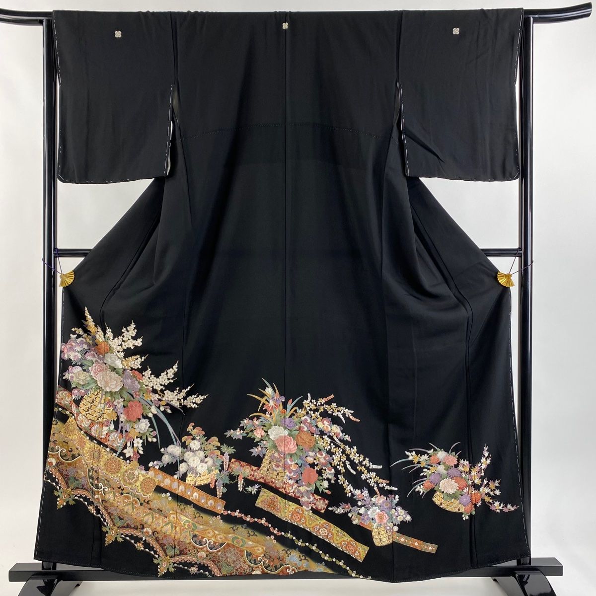 黒留袖 身丈160cm 裄丈63.5cm S 袷 花籠 草花 刺繍 金彩 黒 正絹 秀品