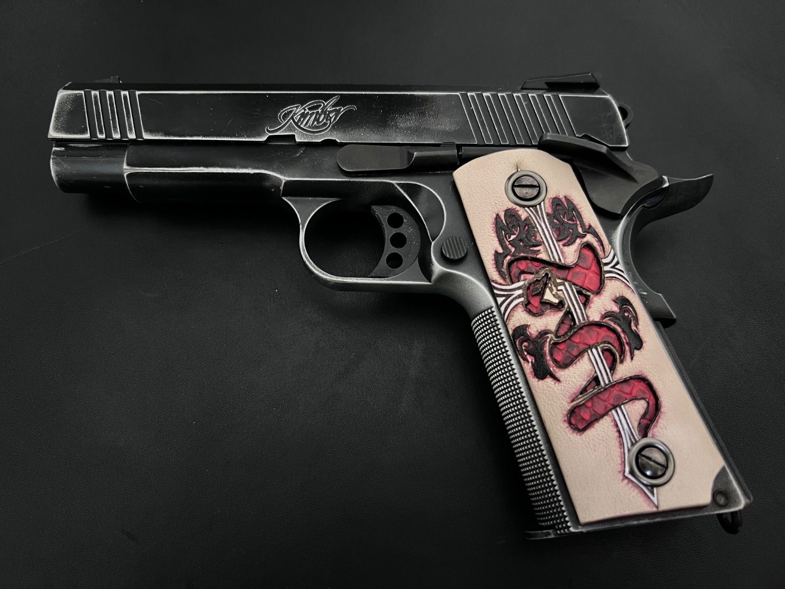 の削り出し革グリップ 東京マルイ ガバメント用｜本革カービング Crimson Serpent - Cross