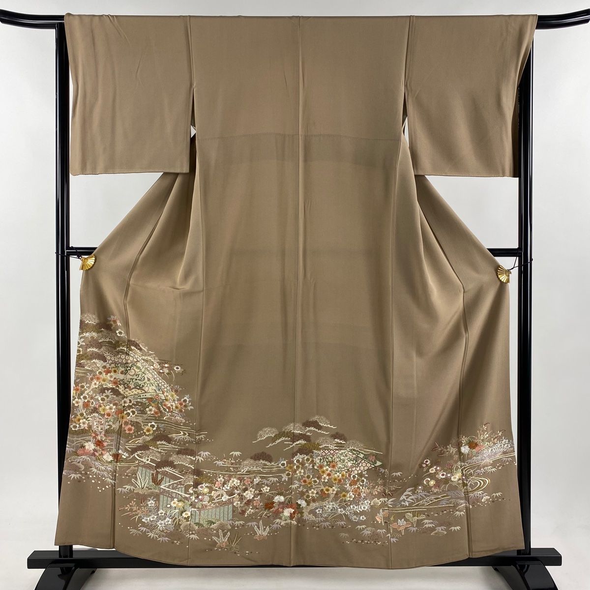 色留袖 身丈159.5cm 裄丈65.5cm M 袷 桧扇 草花 刺繍 金銀糸 薄茶色 正絹