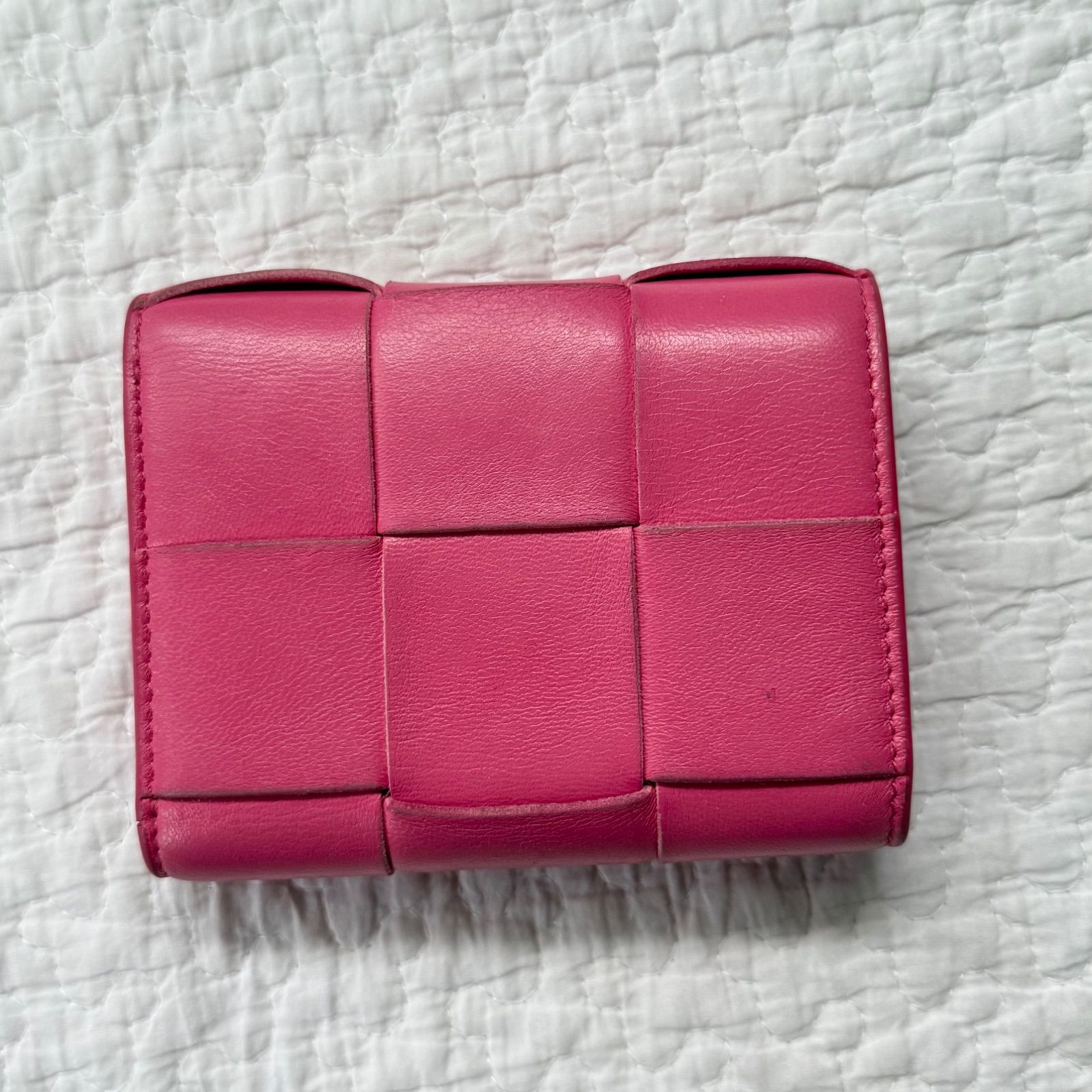 ボッテガヴェネタ　カセット　三つ折り財布　イントレチャート　ピンク BOTTEGA VENETA ボッテガヴェネタ 三つ折り財布 カセット イントレ