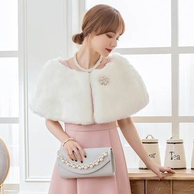 アウター ショール ケープ スモールショール 羽織り フェイクファー ラウンドネック ふわふわ 毛皮 キラキラ かわいい 大人可愛い きれいめ シンプル カジュアル 上品 おしゃれ 大人女子 こなれ感 ラブリー キュート オールシーズン 無地 春 秋 冬 10代 20代 30代 40代 女子用 アウター ショール ケープ スモールショール 羽織り フェイクファー