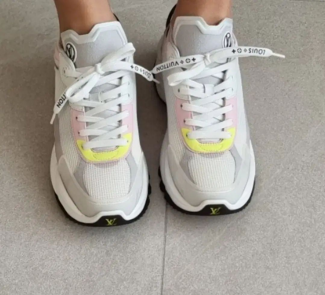 【美品】ヴィトン RUN55 スニーカー 36 23cm ゴールド 白 箱付き 美品】ヴィトン RUN55 スニーカー 36 23cm ゴールド 白 箱付き LOUIS