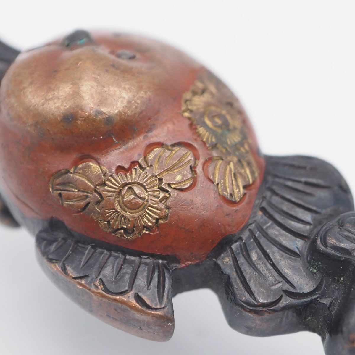 和装小物　寺内銘　白蝶貝彫刻　鮎　帯留　C　R7919 螺鈿帯留 葡萄と小鳥 - SAGARADEN.com