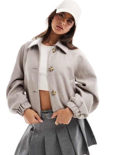 【送料無料】 オンリー レディース ジャケット・ブルゾン アウター ONLY button through short jacket with collar detail in taupe Taupe