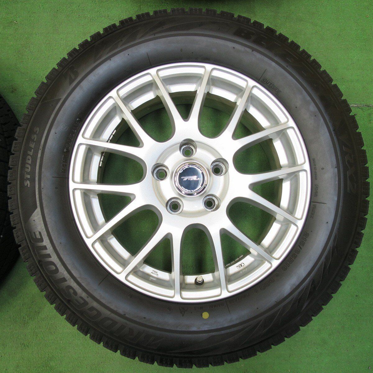 バリ溝！キレイ！8.5分☆スタッドレス 215/65R16 ブリヂストン