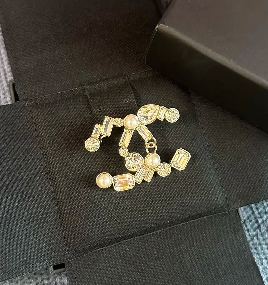 CHANEL パールクリスタルブローチ CHANEL(シャネル) パール クリスタル cc ロゴ ブローチ - メルカリ