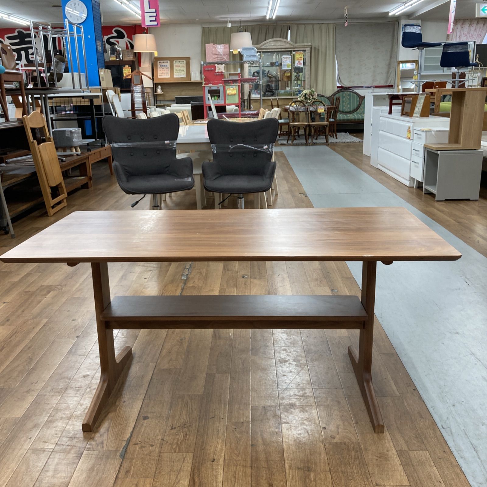 リビングでもダイニングでも使えるテーブル