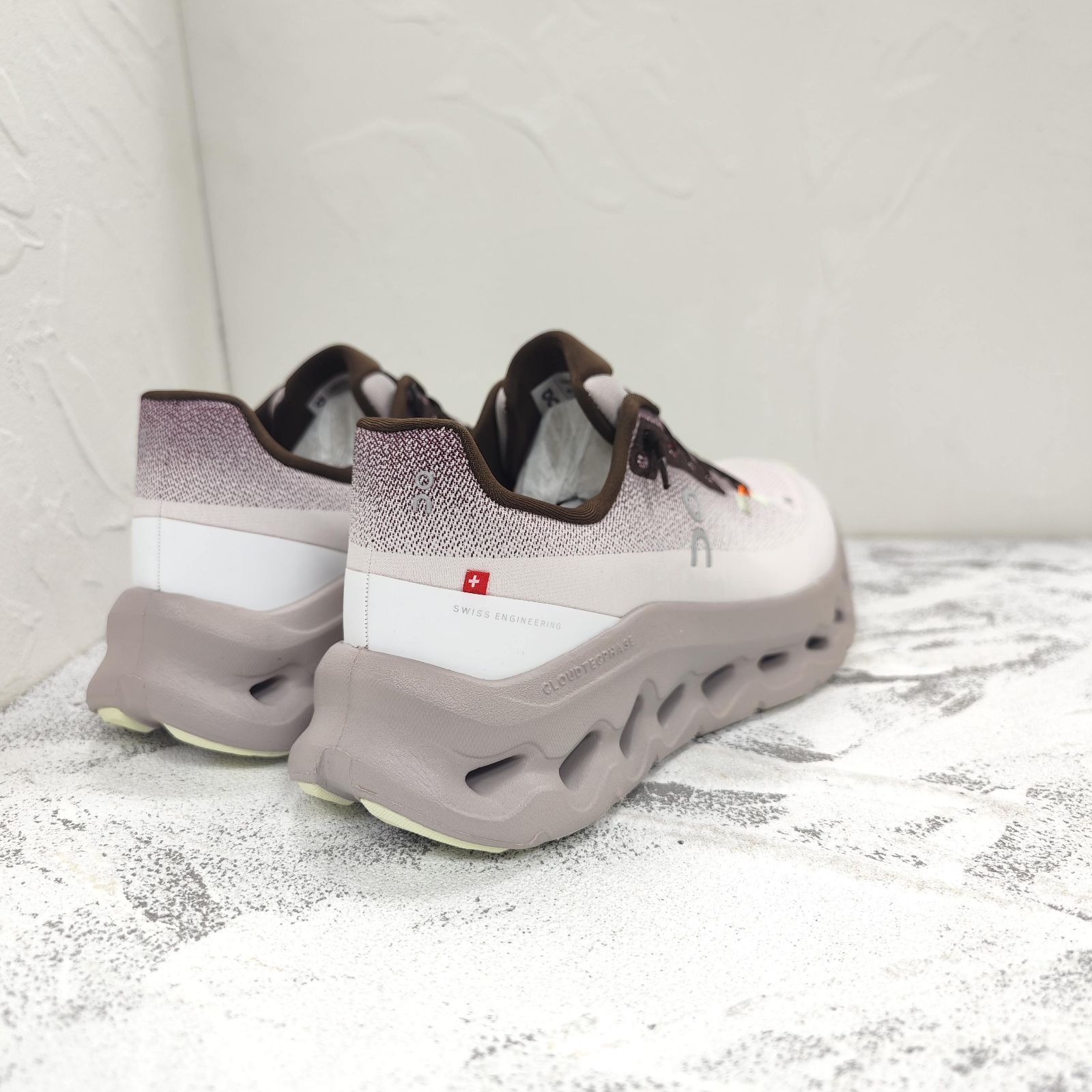 ON Cloudtilt（クラウドティルト）グレー スニーカー 男女兼用