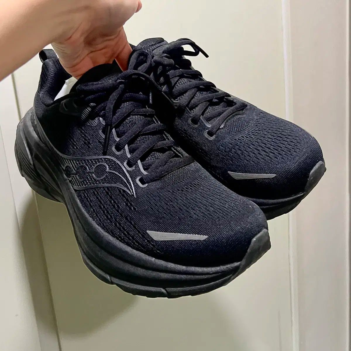 Saucony サッカニー ハリケーン 25 黒 255