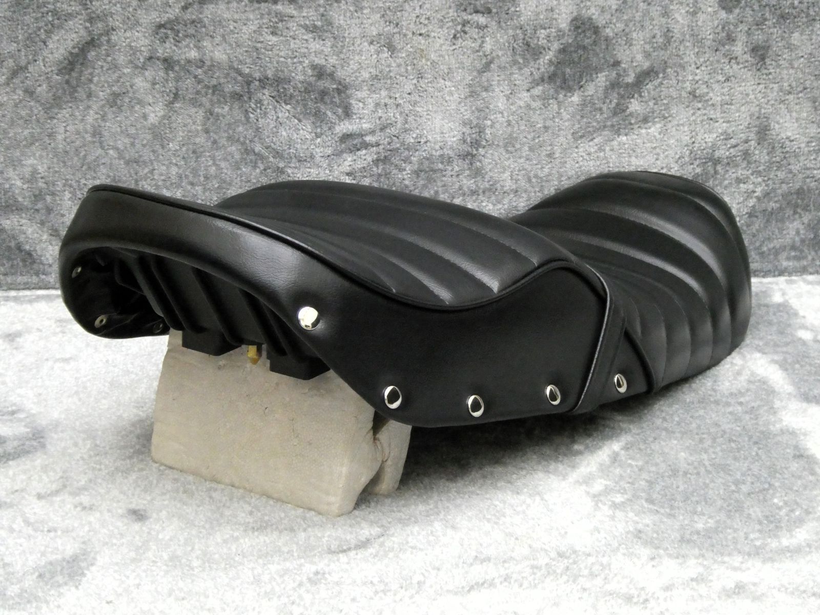 ジェイド250 タックロールシート 黒 皮 鋲打ち - メルカリ