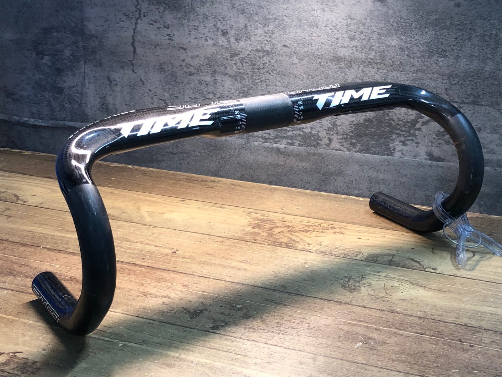 JJ133 タイム TIME ERGOFORCE カーボンハンドルバー ブラケット部外-外420mm クランプ部付近にクラックのためジャンク