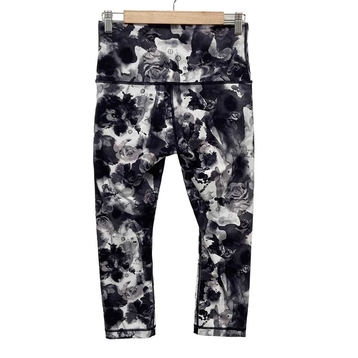 美品！lululemon ルルレモン スパッツ　黒 lululemon(ルルレモン) 小物美品 - 白×黒×グレー スパッツ/花柄