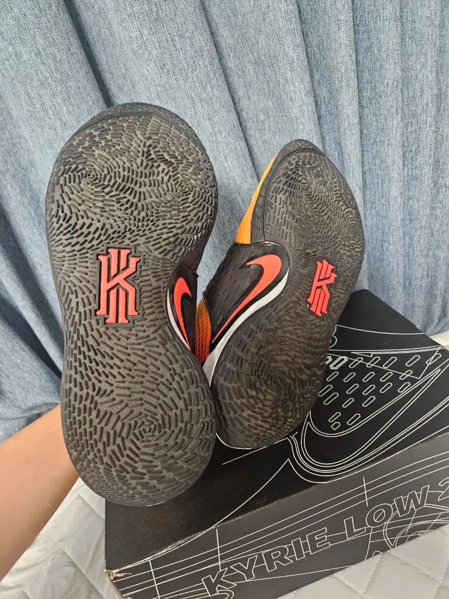 ナイキ カイリー ロー2 サンセット 265 シューズ(男性用) バスケットボール スポーツ