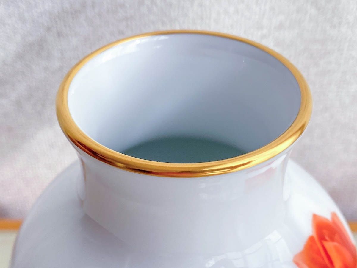 KK097 大倉陶園 花瓶 白磁 薔薇 プリンセスミチコ 品 直径約11cm 高さ約19cm 陶磁器 焼物 花器 華道 生け花 フラワーベース