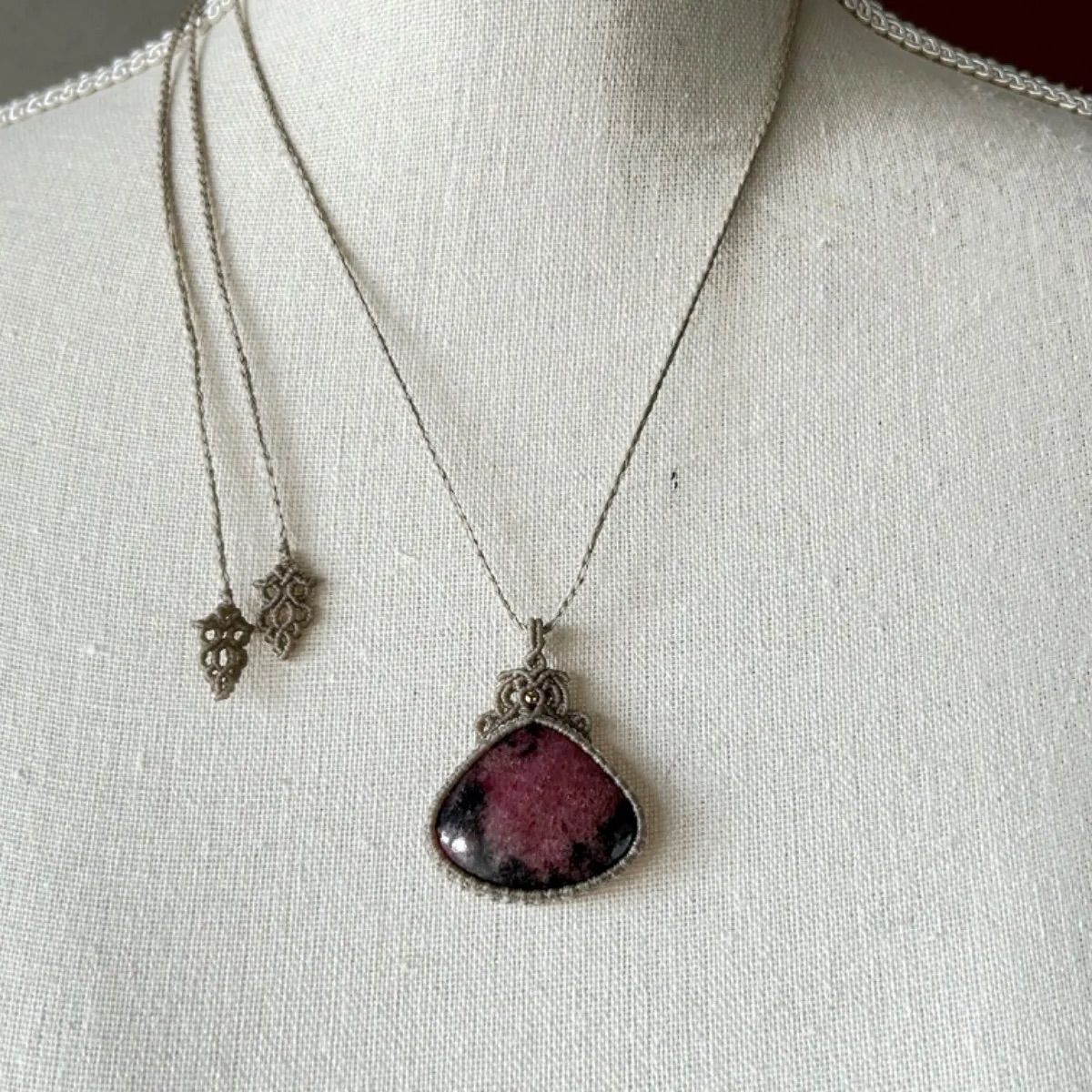 ロードナイトのマクラメネックレス ロードナイト・ローズクォーツの