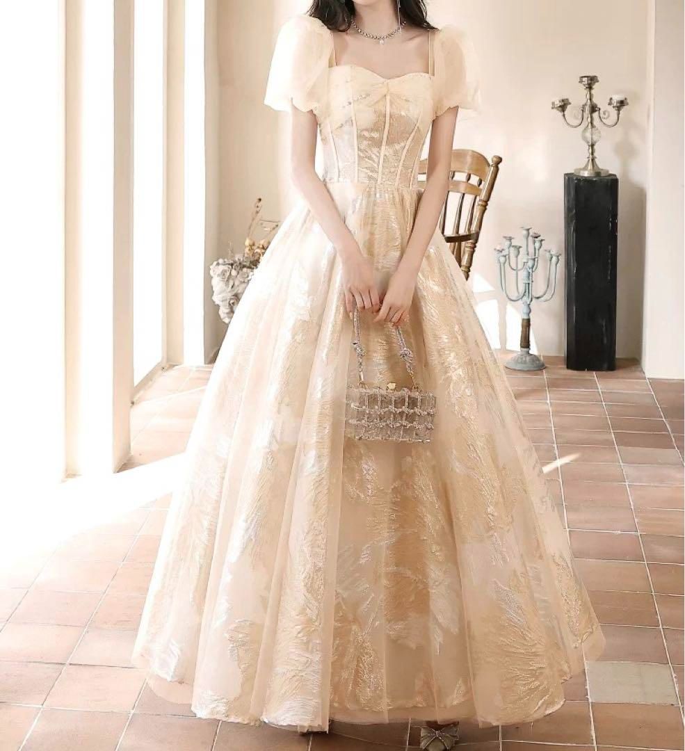 パフスリーブに花柄がオシャレ