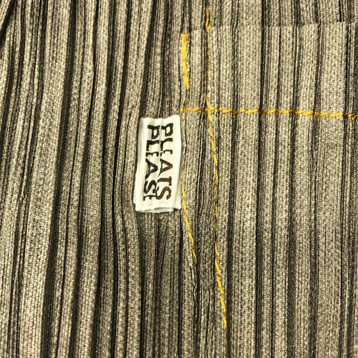 プリーツプリーズ パンツカーキ色 PLEATS PLEASE イッセイミヤケ imgrc0113450534.jpg