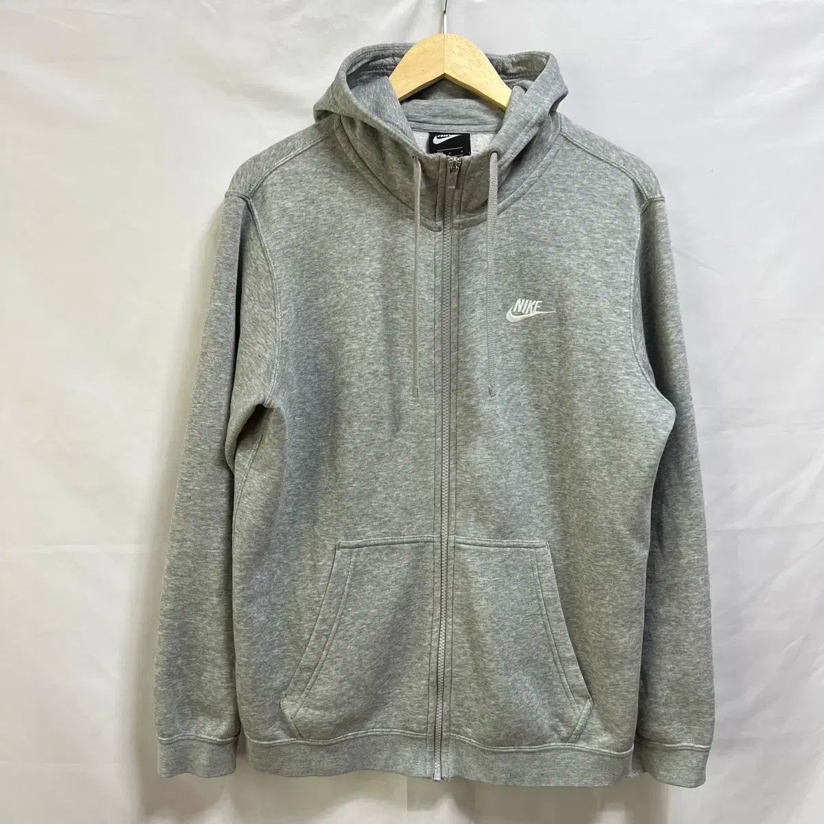 純正品/ L Nike(ナイキ） スウッシュ クラブ 裏起毛 グレー フード付き ジップアップパーカー