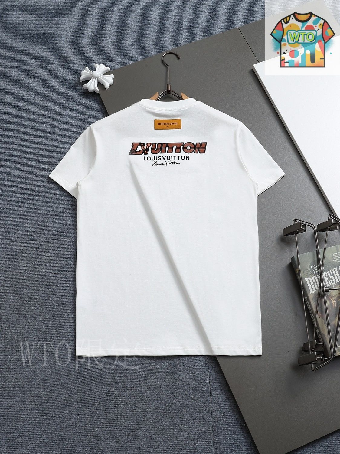 未使用LOUIS VUITTON ロゴ Tシャツ ホワイト 今日特価】Louis Vuitton V シリーズ 刺繍 カップル T シャツ