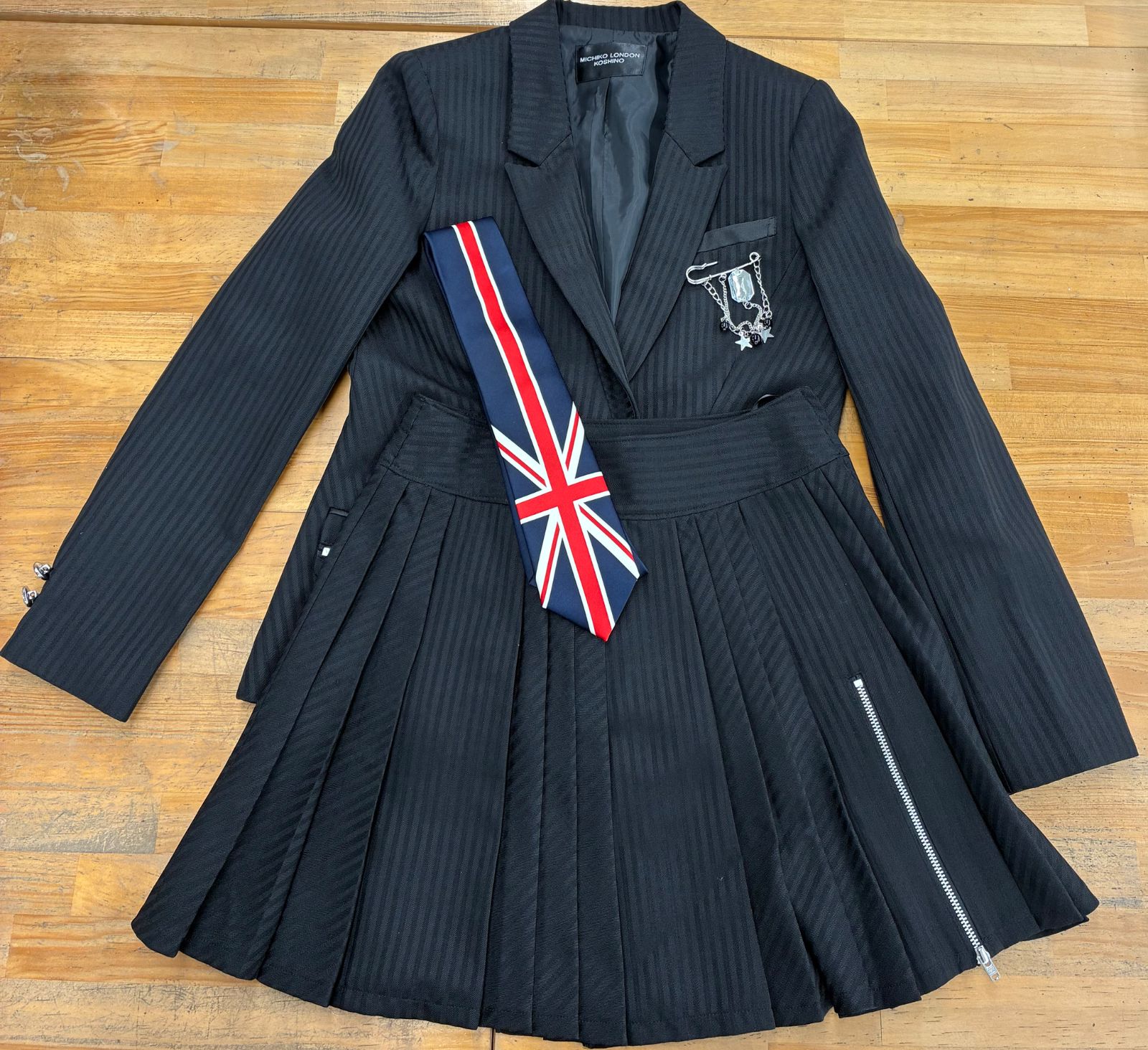 洗濯済 女児子供スーツ150㎝ MICHIKO LONDON バッジ、ネクタイ1