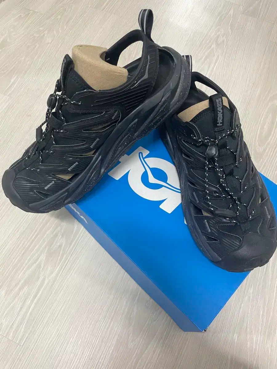 HOKA ONE