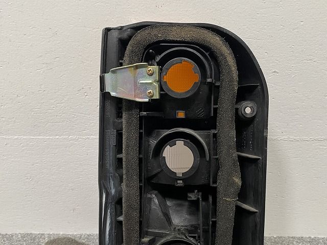 ハイエース/レジアスエース 100系 純正 右 テールランプ/ライト/レンズ