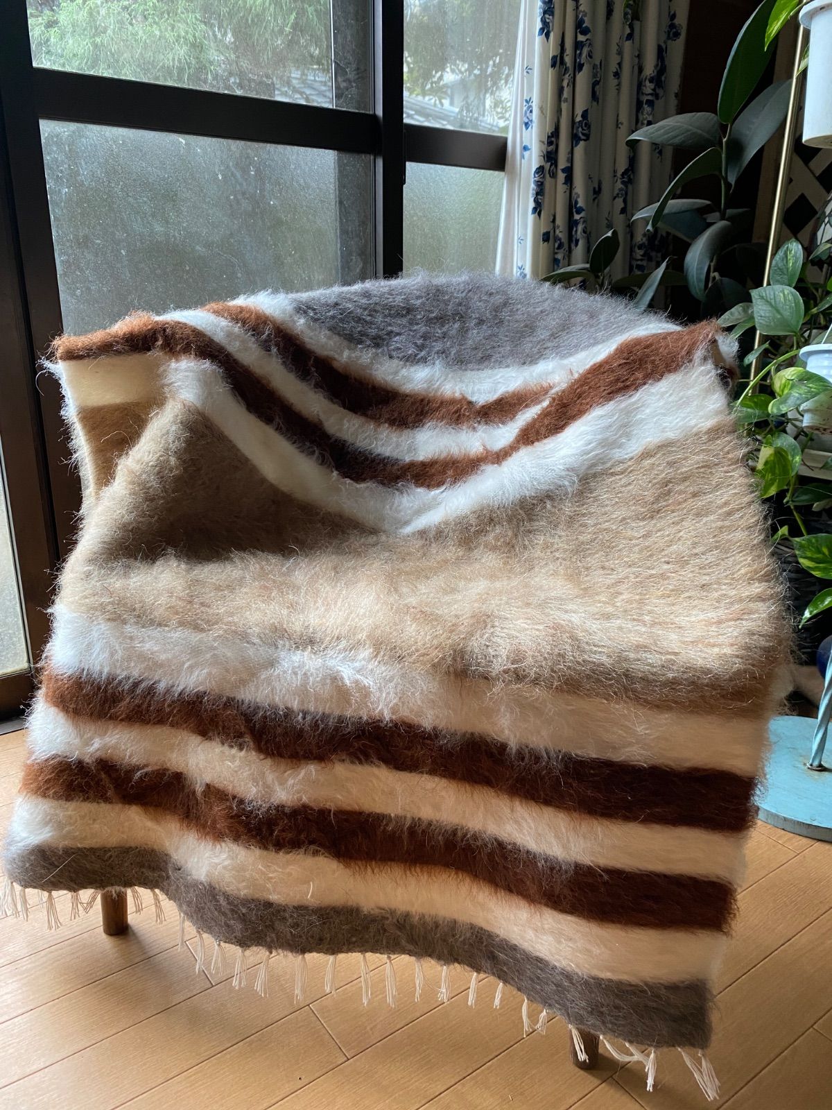 リバーシブルセミアンティークシイルトバッタニイェアンゴラヤギのモヘアで織られ。 リバーシブルセミアンティークシイルトバッタニイェアンゴラヤギの