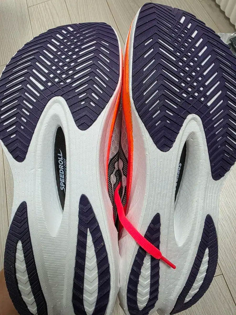 Saucony サッカニー エンドルフィン プロ 4 270