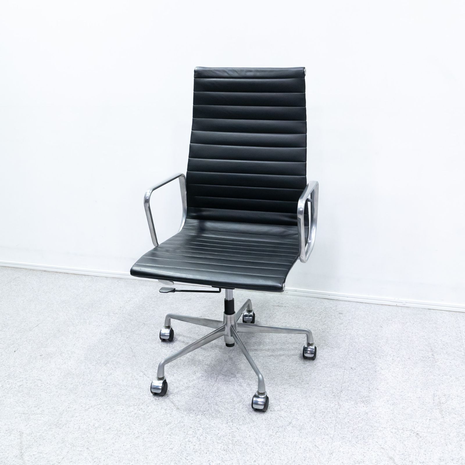 中古品】リプロダクト Eames Aluminum Group Executive Chair イームズアルミナムグループ エグゼクティブチェア  オフィス キャスター チェア ハイバック チャールズ&レイ・イームズ - メルカリ