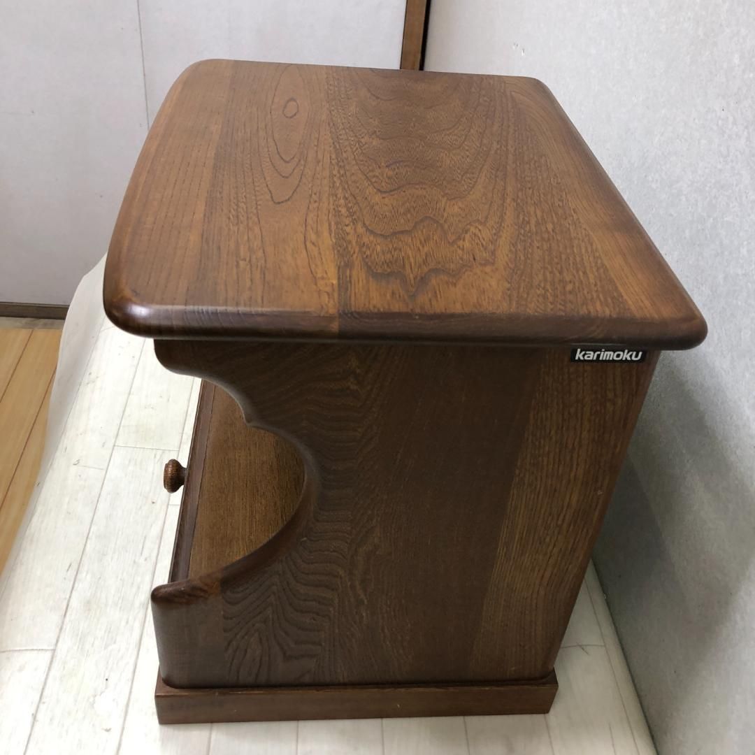 ナイトテーブル