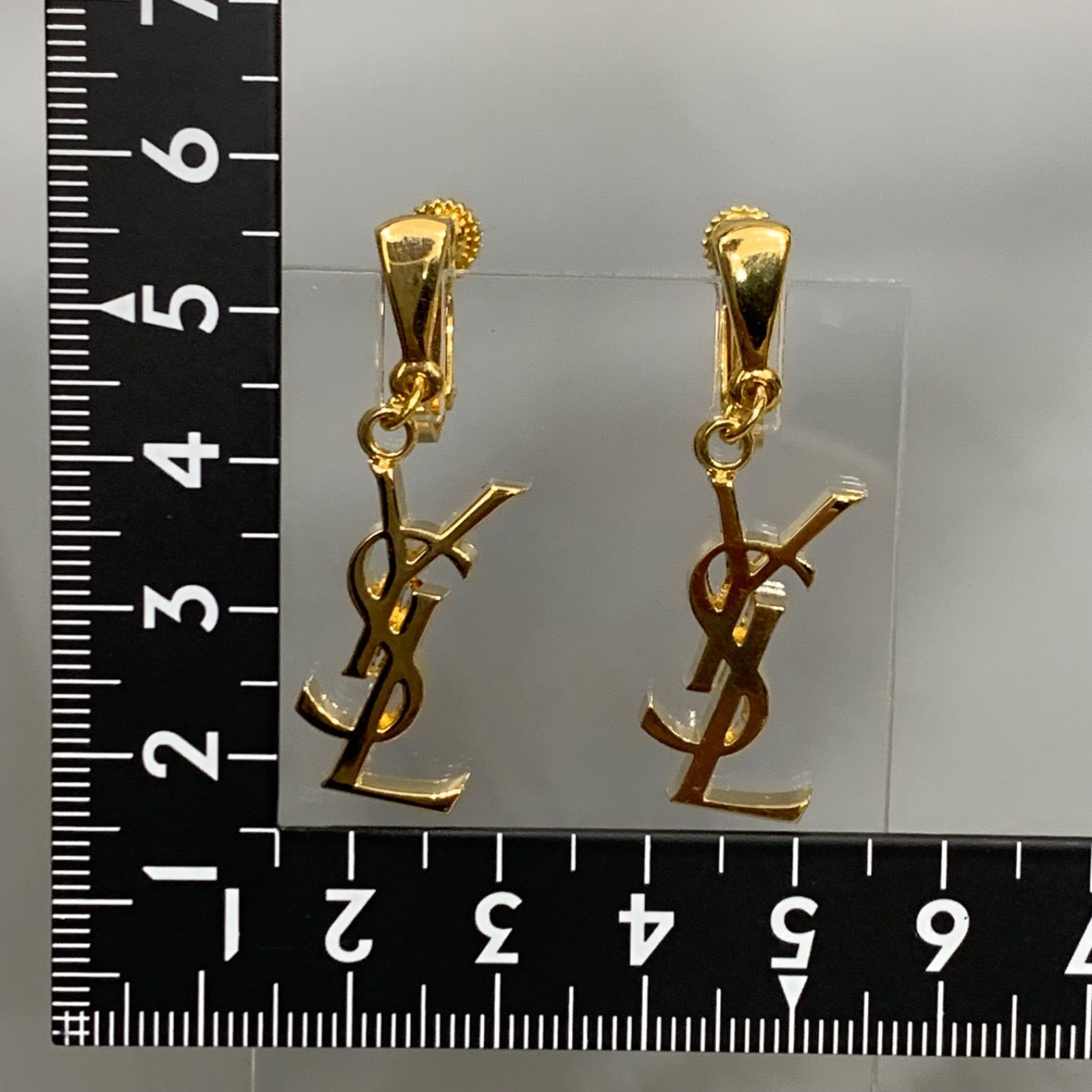 YSL イヴ・サンローラン ロゴ イヤリング ゴールド - メルカリ