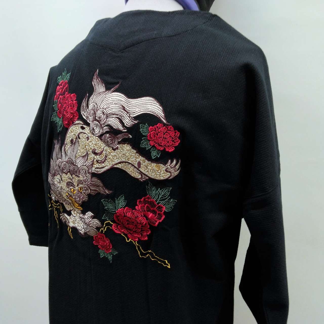 背中唐獅子牡丹刺繍 黒地