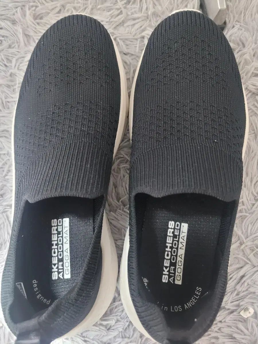 SKECHERS スケッチャーズ