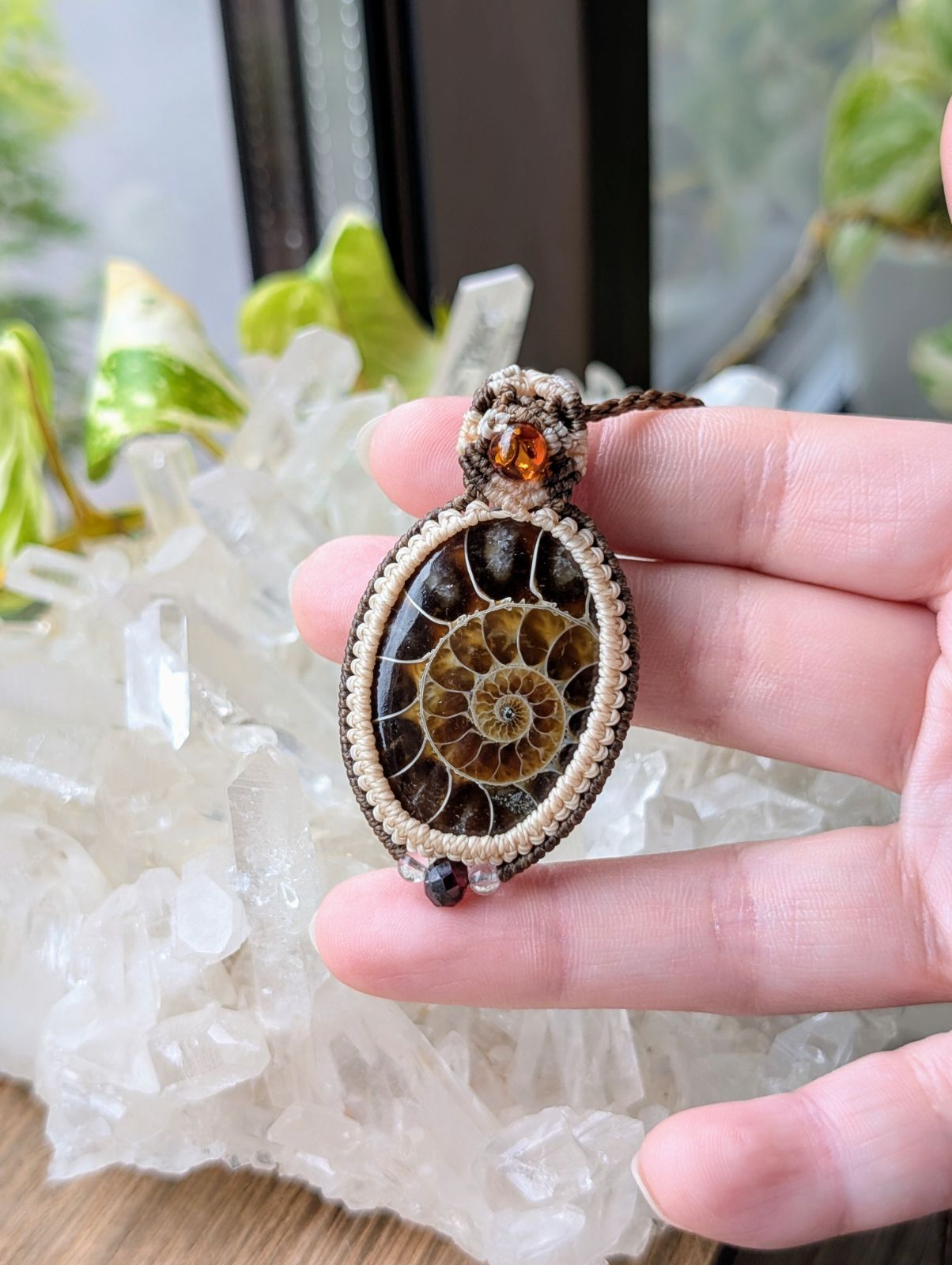 ☆アンモナイト・化石(ブラウンカラー)☆マクラメ編みネックレス 385