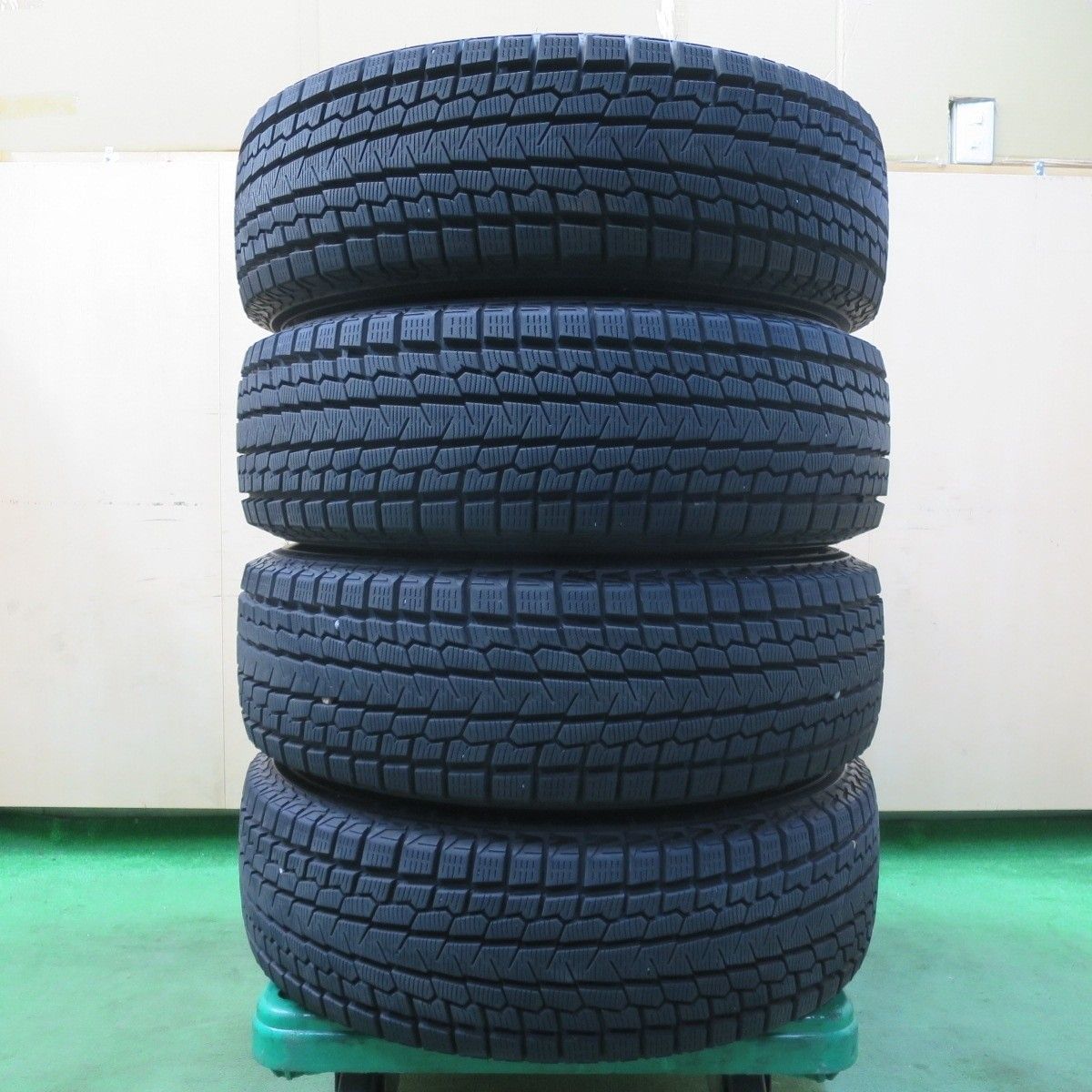 バリ溝!23年!キレイ!9.5分☆スタッドレス 215/70R16 ヨコハマ バリ溝!23年!キレイ!9.5分☆スタッドレス 215/70R16 ヨコハマ