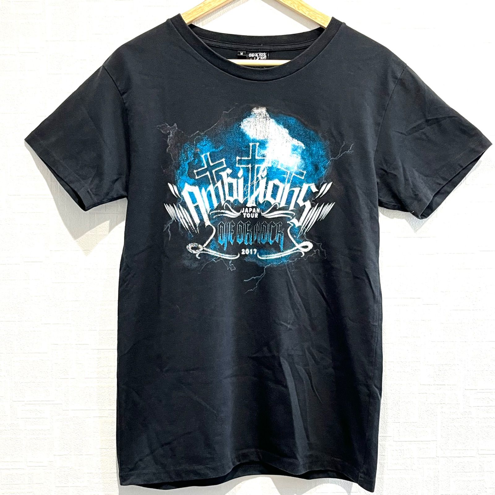 (^w^)b ONE OK ROCK ワンオクロック Tシャツ クルーネック カットソー 半袖 ロック バンド LIVE Ambitions JAPAN TOUR 2017 ライブTシャツ ビックプリント 男女兼用 黒 ブラック メンズ サイズM