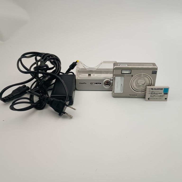 FUJIFILM Finepix F450 シルバー コンパクトデジタルカメラ 〇