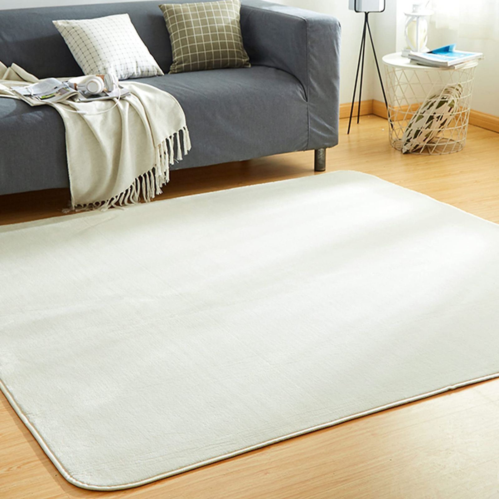ラグマット 絨毯 135×185cm(約1.5畳) ラグ 滑り止め 洗える 防ダニ 抗菌 カーペット 防臭 オールシーズン 床暖房 Living ホットカーペット対応 簡単に掃除 おしゃれ VK 北欧 フランネルラグ アイボ