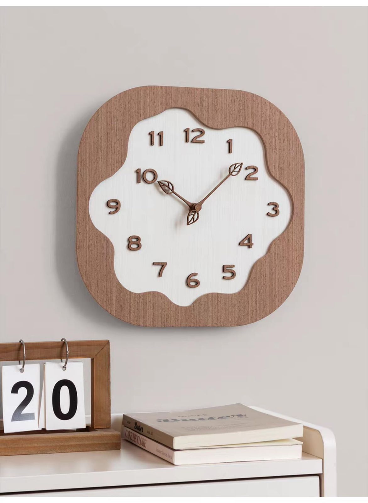 創造的な木の枝緑の葉パターン無垢材の手