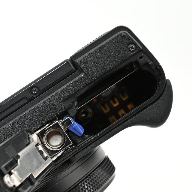 DSC-RX100M7G シューティンググリップキット｜ビューファインダー表示不良あり｜1.0型センサー×ZEISSレンズ搭載｜高速AF＆高画質4K動画対応｜Cyber-shot