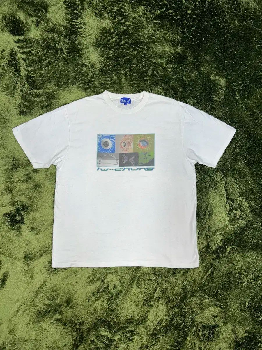 【雷市場（ポンジャン）商品韓国直送】 XL LU CHUNG ルー・チェン 目 ロゴ プリント Tシャツ 白
