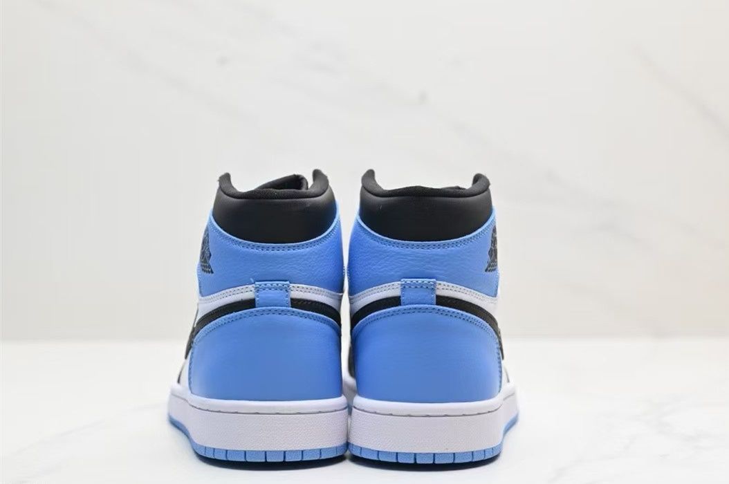 Nike Air Jordan 1 Retro High OG "University Blue/UNC Toe" ナイキ エア ジョーダン 1 レトロ ハイ OG "ユニバーシティブルー/UNC トゥ" — アイコニックなカラーリングが魅力の一足