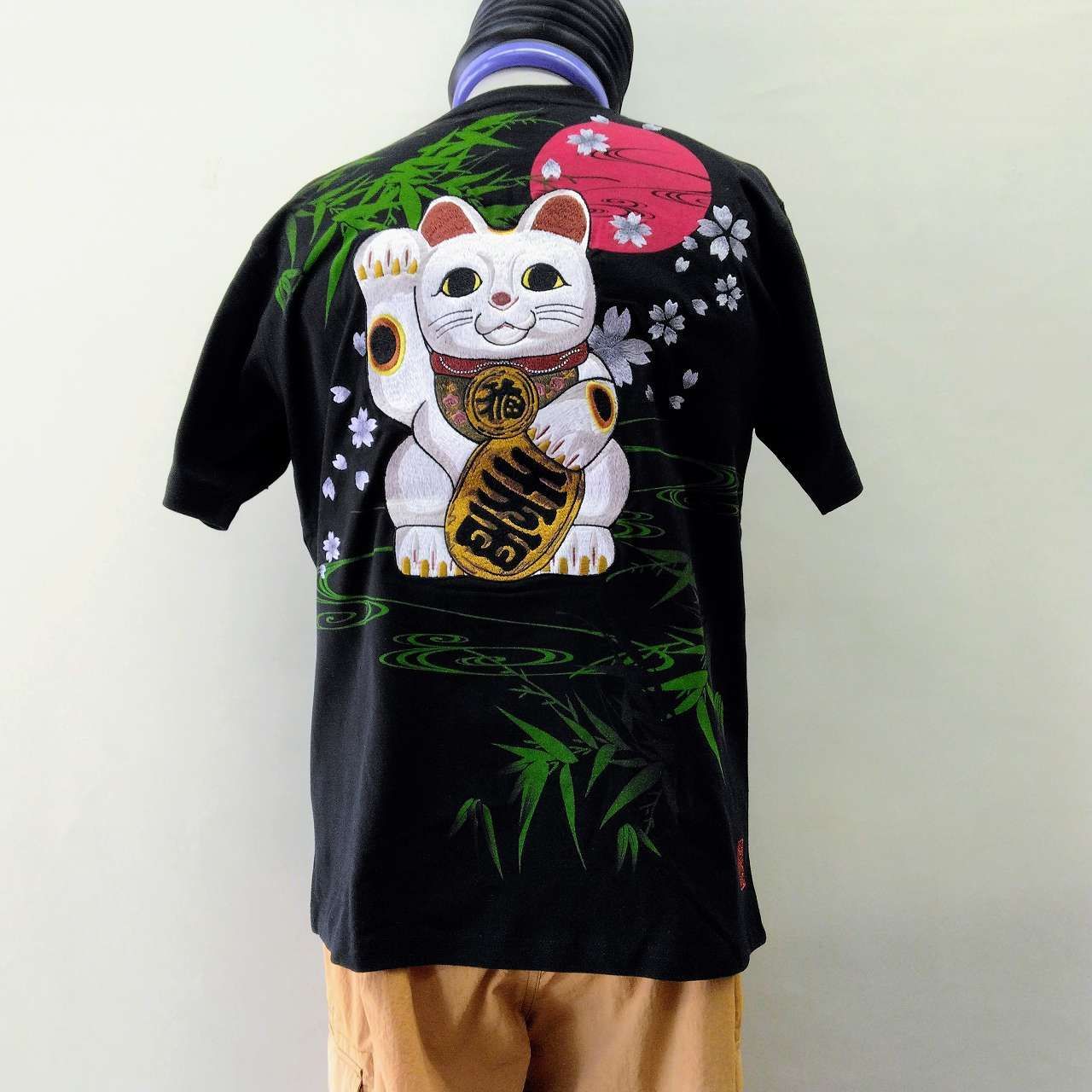 和柄Tシャツ 招き猫刺繍