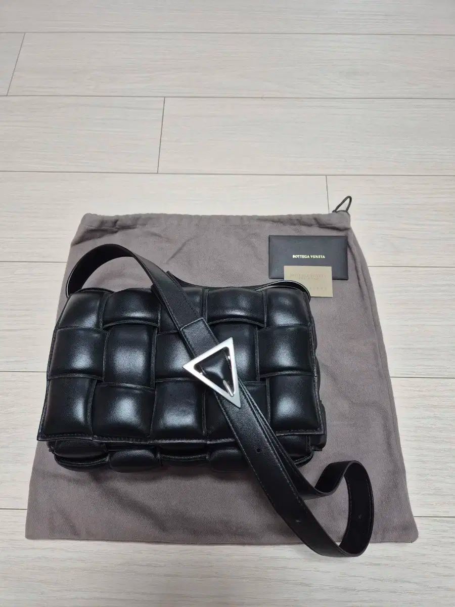 シルバー金具 Bottega Veneta ボッテガヴェネタ ダウン カセットバッグ ブラック