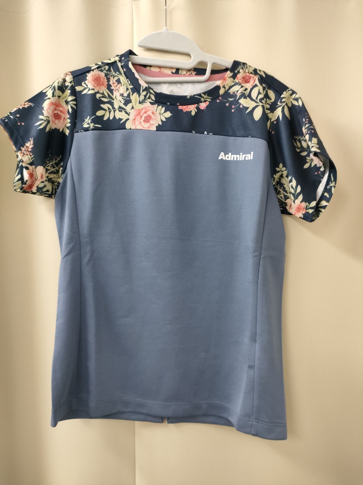 アドミラル2025春夏最 レディース バックスリットフラワーTEE ブルー ATLA513