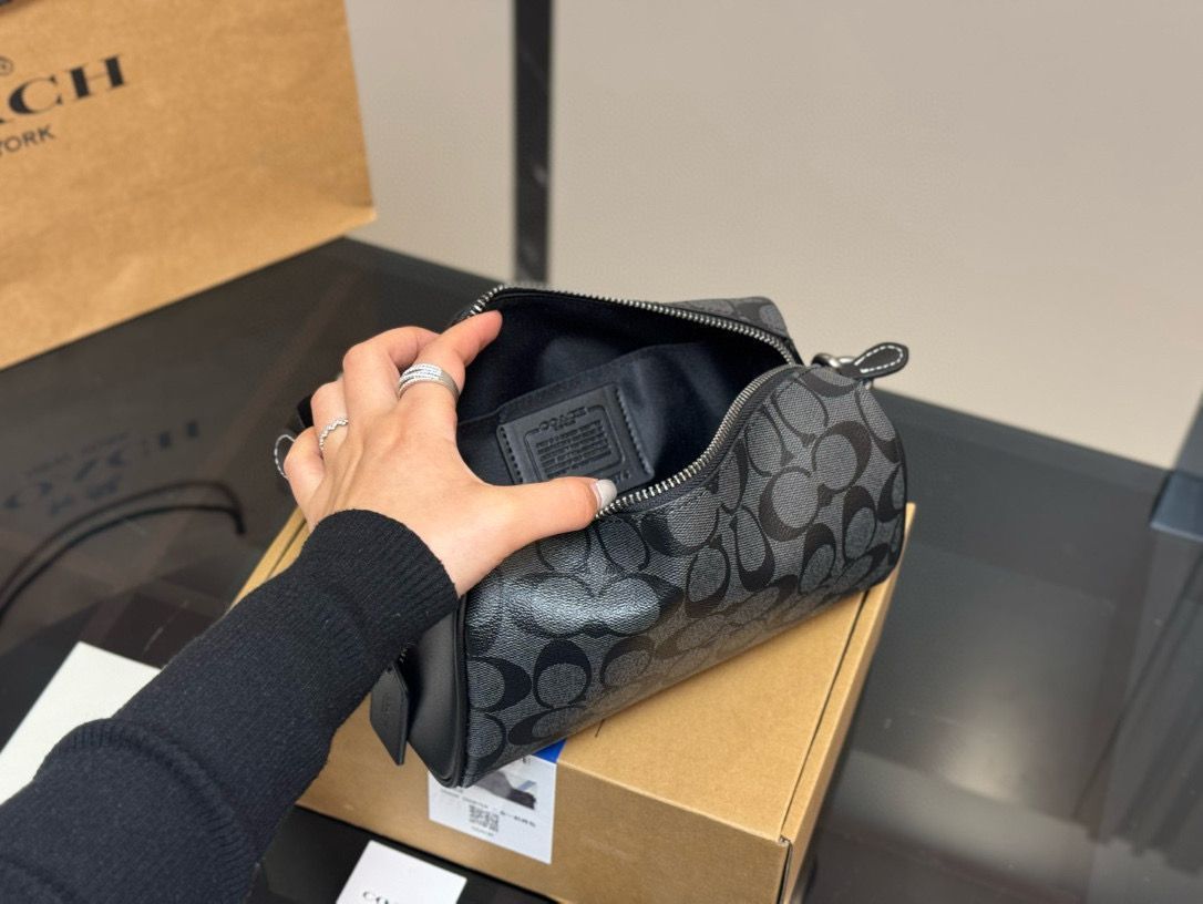 今日特価】COACH Axel モノグラム チューブバッグ 2Way-WTO輸入1