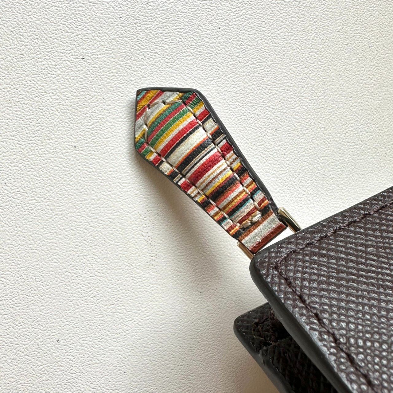 ダークブラウン