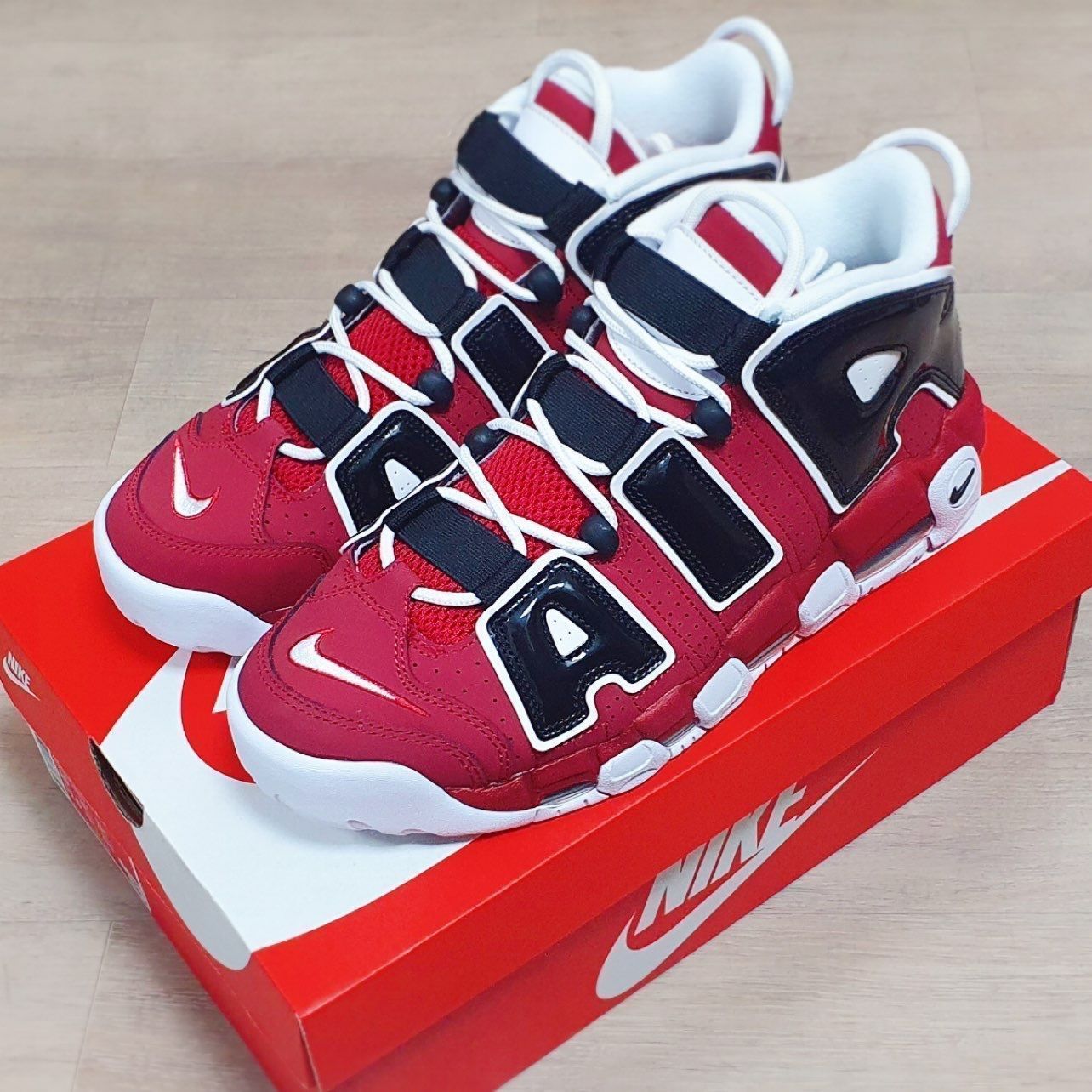 ナイキ エアモアアップテンポ '96 ブラック アンド バーシティレッド (2021)Nike Air More Uptempo '96 Black  and Varsity Red (2021) - メルカリ