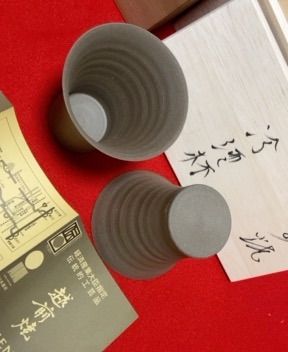 ◎新品木箱入り◎越前焼　冷酒杯ペアセットと一輪挿し ◎新品木箱入り◎越前焼 冷酒杯ペアセットと一輪挿し - メルカリ