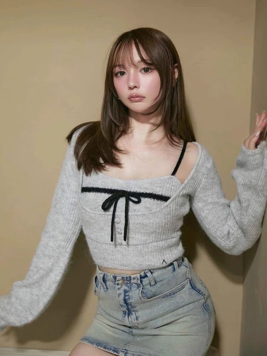 グレー